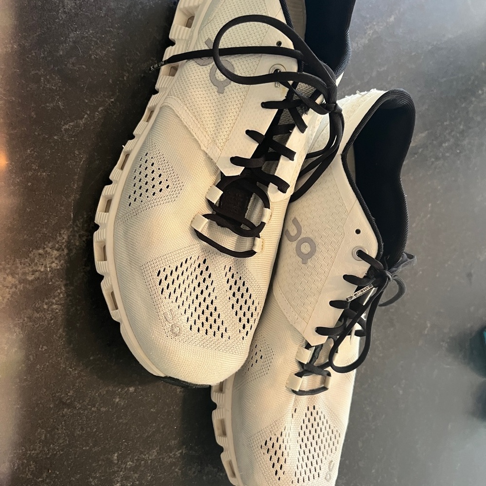 On Cloud men’s athletic shoes.  In Very good used Condition.